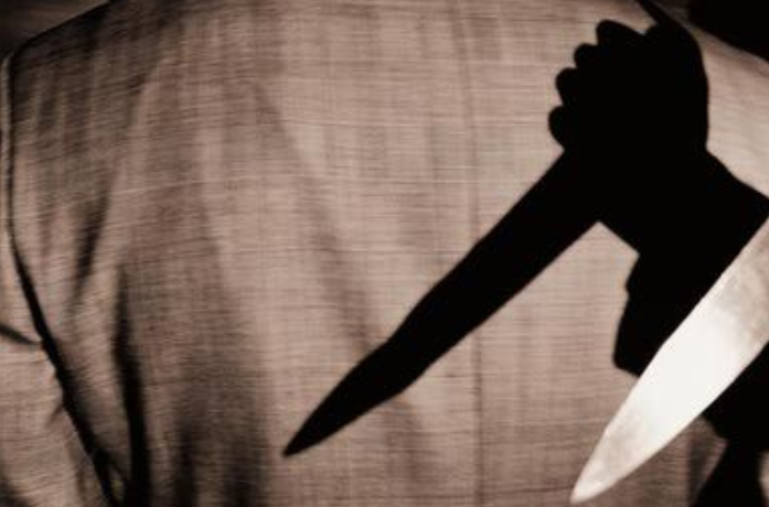 澳洲大叔一刀刺穿小伙腹部,小伙竟忍痛拔出刀连捅11下将其反杀