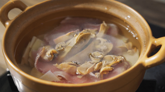 捞出河蚌肉,切快备用. 春笋剥干净,切掉老根,然后切片.