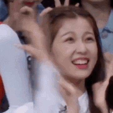 lisa表演青你主题曲,镜头切到虞书欣表情,追星模范是真的