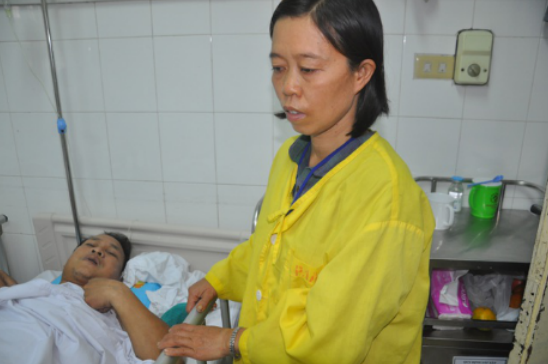 丈夫患精神疾病妻子独自赚钱养家,不料丈夫又出车祸只能截肢