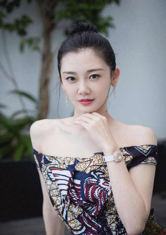 苗苗不愧是"谋女郎",穿一字肩印花连衣裙亮相,皮肤白得发光