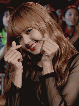 除了铁刘海,lisa人间芭比属性的真正秘密武器是铁睫毛