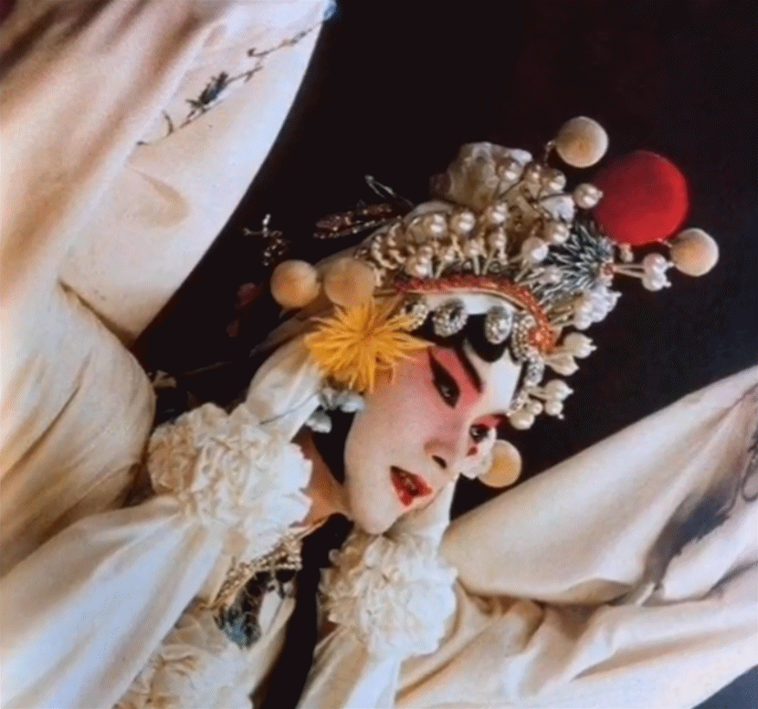 他让张国荣自己挑喜欢的男旦角色帮他做京剧造型,张国荣表示自己喜欢