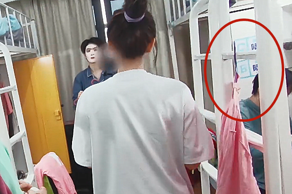 虞书欣查宿舍早起,镜头不小心拍到"公演分班",我就假装不知道