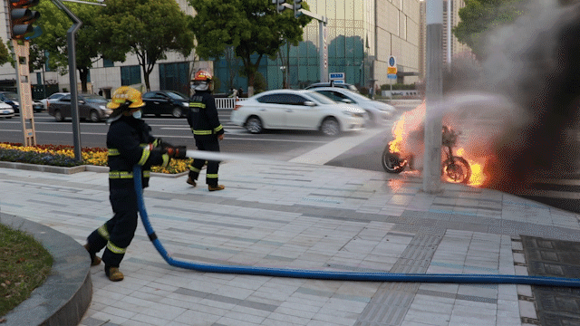 电动车又出事骑到半路突然起火小伙下车后赶紧做了这事