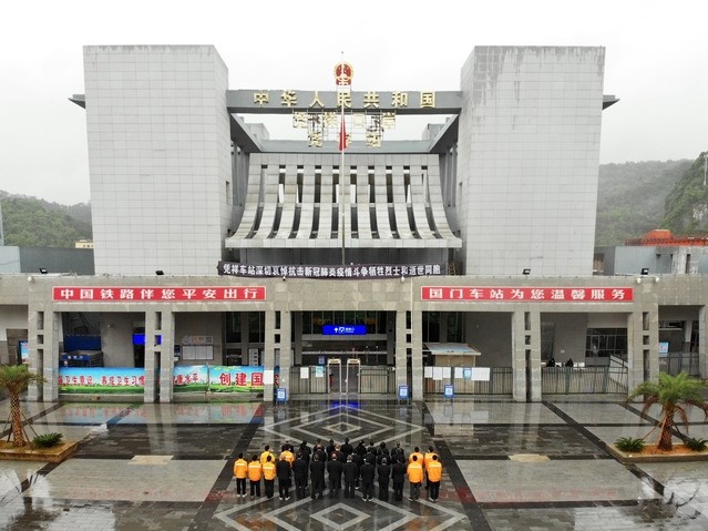 广西凭祥各界青年在友谊关等地举行哀悼活动