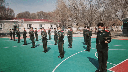 立正脱帽各部队官兵行脱帽礼致敬烈士缅怀同胞