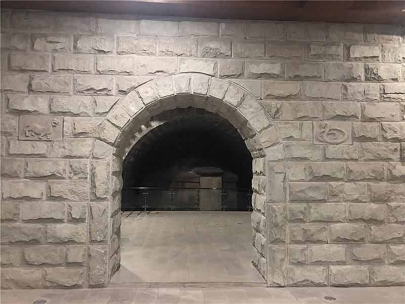 巴蔓子墓,重                    军坟,坐落在渝中区七星岗地区的渝海