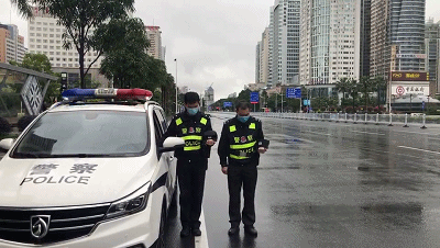 上林县公安局大院内降下半旗,警灯闪烁,警笛长鸣,30名局机关值班备勤
