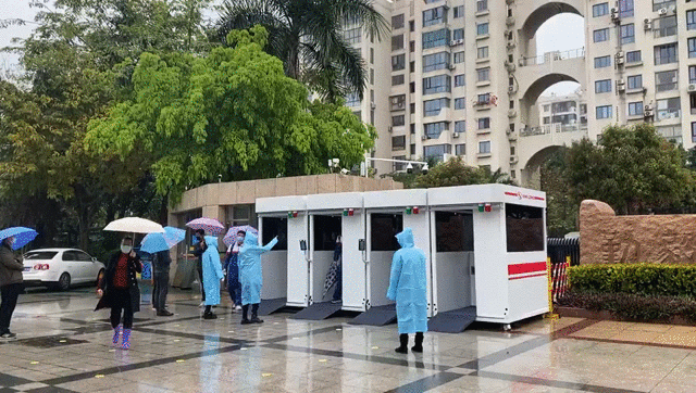 每位学生入校前都要测温每所学校门口都设立了测温站学校和两个多月前