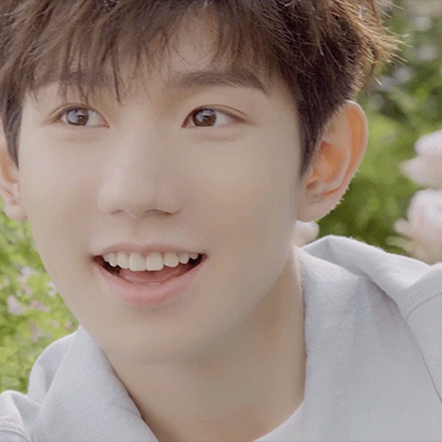 明星wink大赏肖战眼睛无神蔡徐坤挤眉弄眼刘亦菲很标准