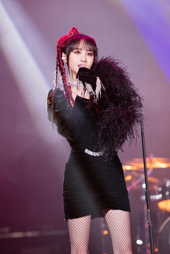 郑爽离开张恒后放飞自我，穿"渔网袜"上台，这腿细到快要消失了_腾讯新闻