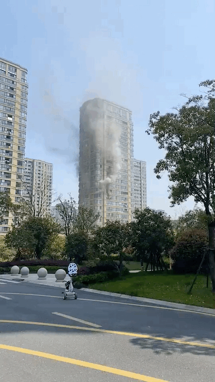杭州一小区发生火灾,7辆消防车已赶往现场!