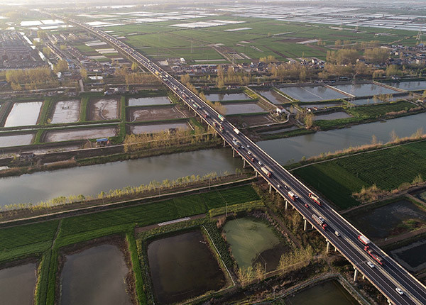 4月6日傍晚,航拍江苏省s49新扬高速淮河二桥段出现车辆返程高峰,自西