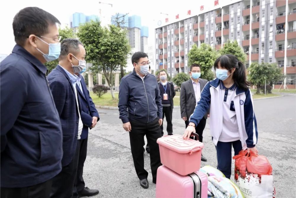 上午,市委書記,市人大常委會主任李延強先後到市北部灣高中,市第四