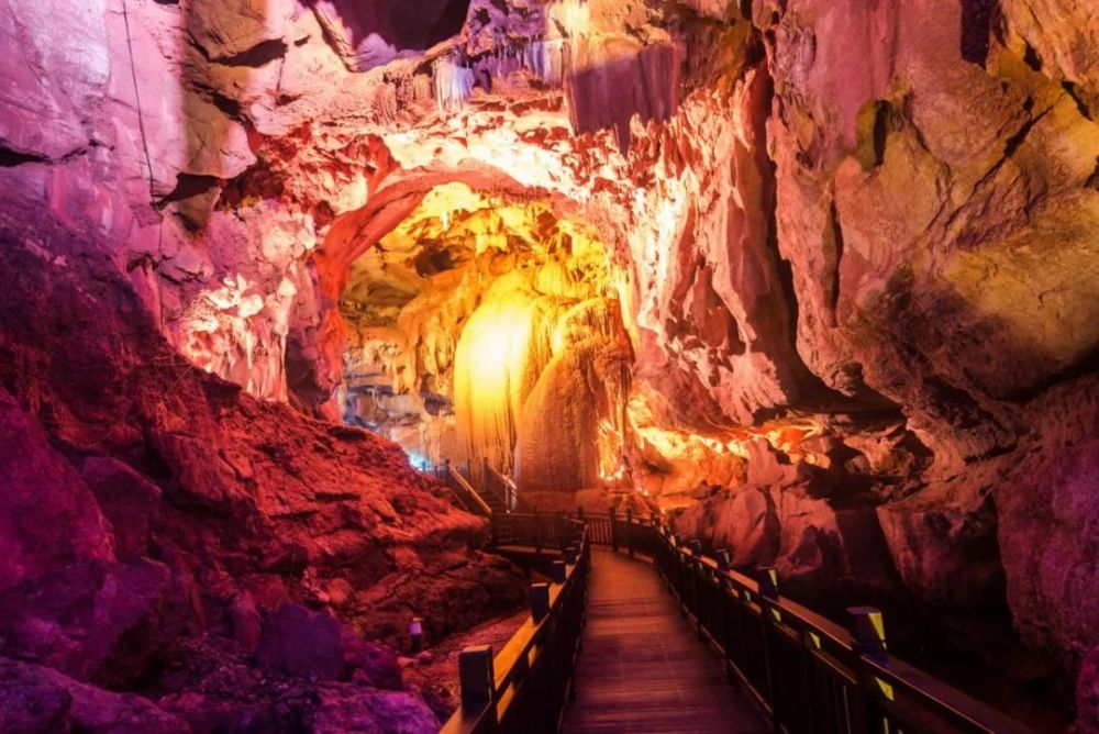 "一眼万年" 水滴成岩,带你探秘地下320米处梦幻世界—神龙宫