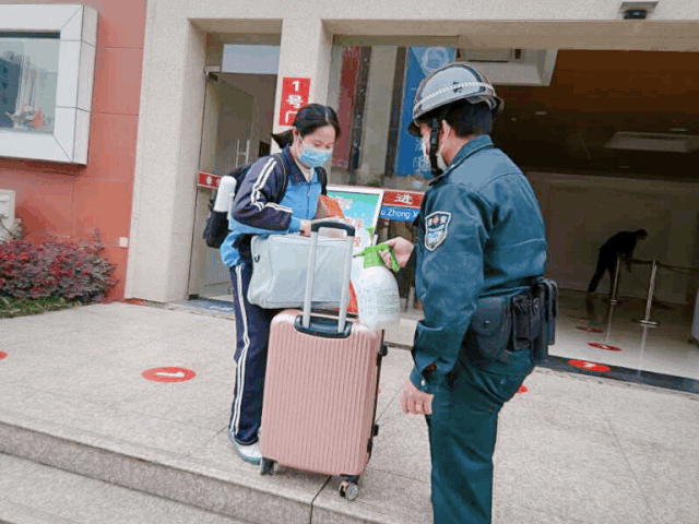 宁德五中此时的宁德五中,宁德一中也在有序的工作中,学生陆续入园