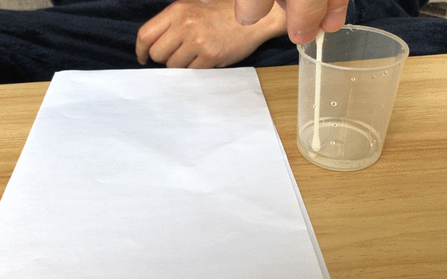 在量杯中加入10ml的清水,同时在一次性杯子中加入热水,倒入部分变色花