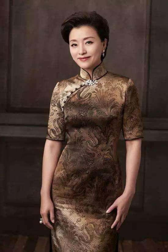 看杨澜穿旗袍的样子,章子怡林心如也得服!