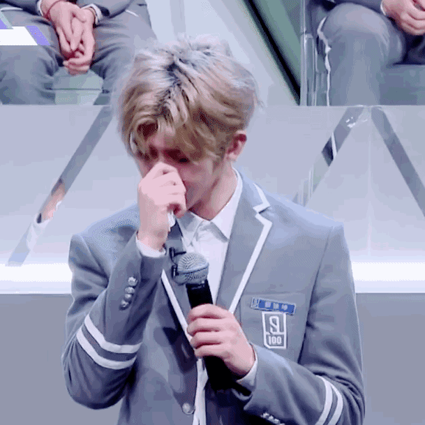 蔡徐坤录制节目,激动流泪哭花妆被拍到,这颜值不敢直视