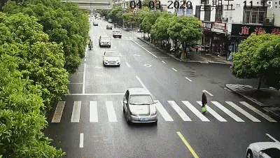 近日 南丹县发生一起道路交通事故 警示斑马线上的安全