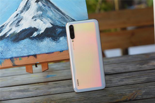 小米cc9e的售价为999起步,而华为畅享10 plus的价格则是1399起步,vivo