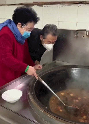 因为疫情的原因,大家出门还是都得戴着口罩,从图中可以看到,陈丽华戴