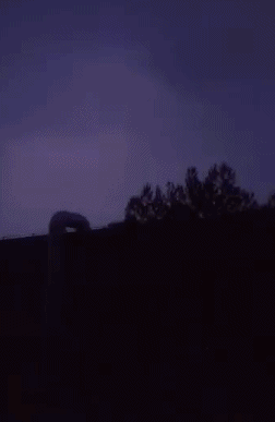 闪电雷雨袭来时拍摄的画面4月16日清晨网友记录下的山东省气象台15日