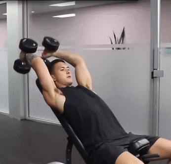 以上部位紧贴在椅背上,臀部和椅子后面不留空隙,双腿屈膝全脚掌着地