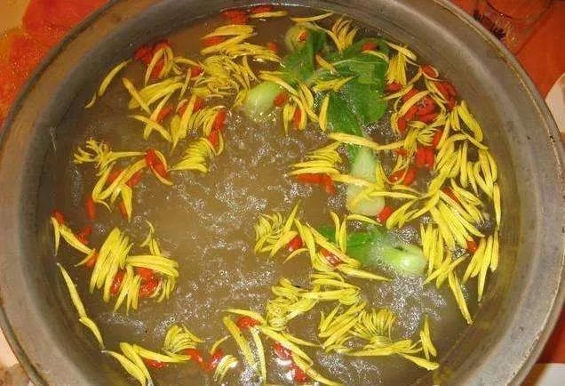 2克,葱15克,香菜20克,香油10克,辣椒油3克,植物油20克,高汤150