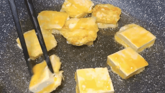 教您1个小妙招做"香煎豆腐",不破皮不粘锅,外酥里嫩太美味!_腾讯新闻