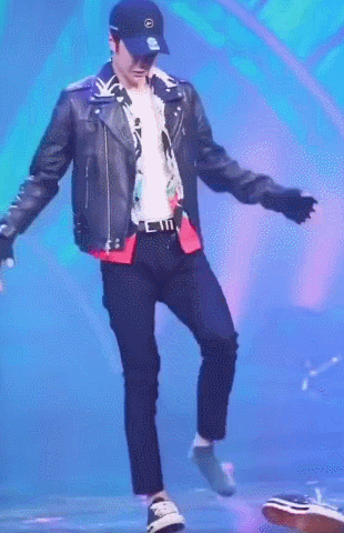 王一博彩排掉鞋子,淡定一笑后续反应专业!吸取教训后的他这样做