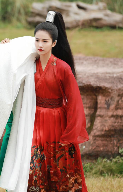 路招摇有8套红衣:图1像少女,图2明媚,图6可爱,图8惊艳全网