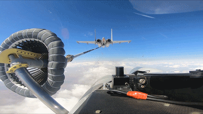 "伙伴加油"过程中,受加油机尾涡,空中气流的影响,对飞机精准操纵和