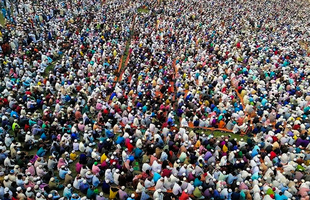 这国不把疫情放在眼里,竟有10万人扎堆参加葬礼!中国刚伸出援手