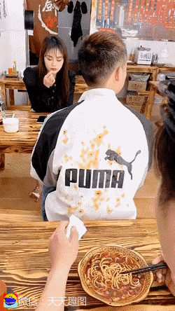 搞笑gif没事干点啥不好惹了大鹅你还想跑