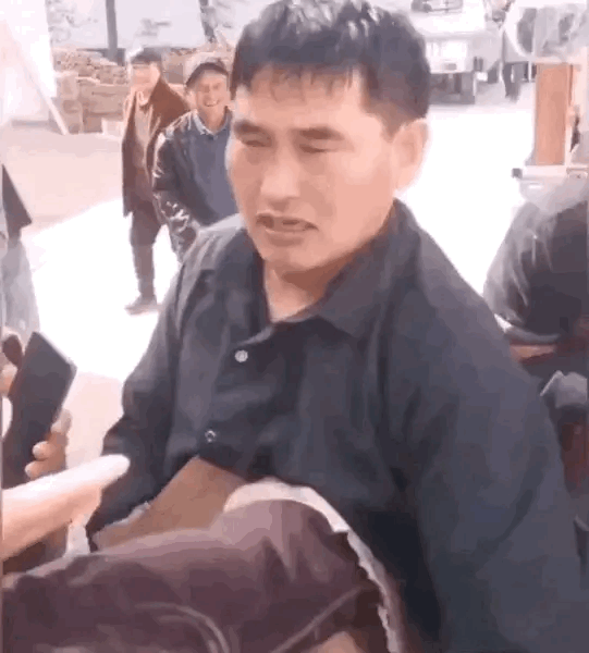 近些年,各大社交平台兴起,很多人直播大衣哥家庭生活,衣食住行毫无