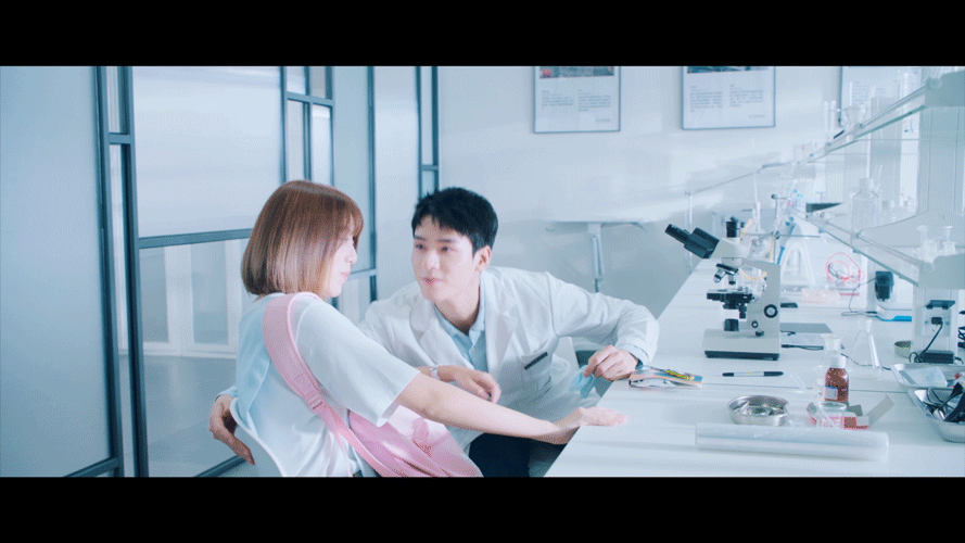 奔走相告刘人语说她的荧幕初吻给了龚俊龚俊还害羞了