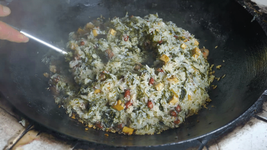 湘西社饭 春天的应季食物 在柴火灶上烘出一锅金黄香脆的腊味蒿菜锅巴