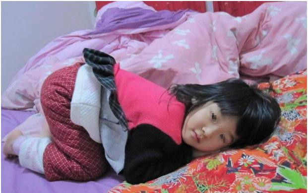 每天晚上都要和爸爸睡在一起,一直到今年,彤彤的女儿都已经8岁了,还是