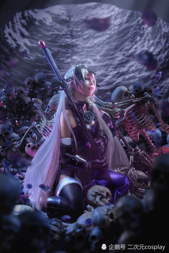 大家好,这一期我们采访了一位喜欢cosplay,动手能力强,会做道具,会做c