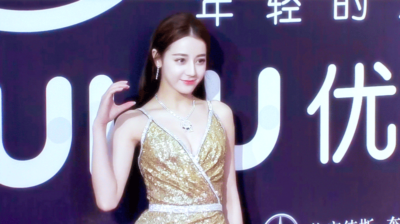 迪丽热巴太敢穿了金色低装礼服裙全程靠手挡