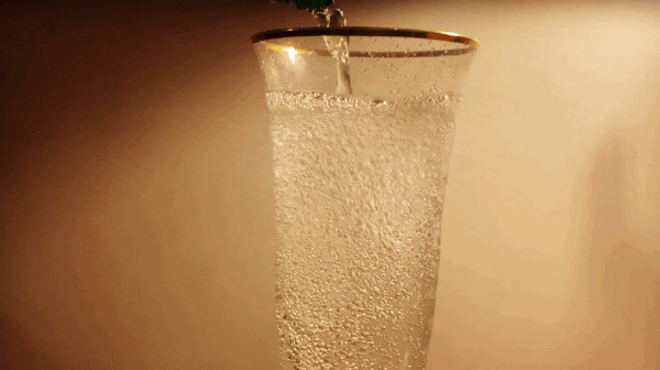 5款矿泉水不同的是,它是一款天然有气矿泉水,也就是我们说的气泡水