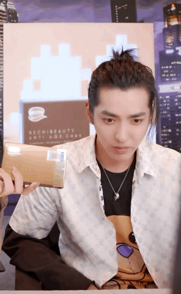 直播间里的吴亦凡充满了对新世界的探索和好奇