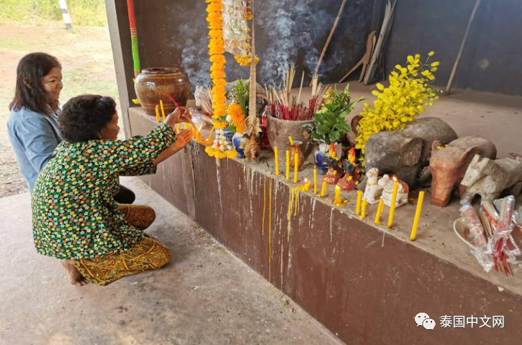 疫情再严重,也阻止不了泰国人拜鬼神的热情