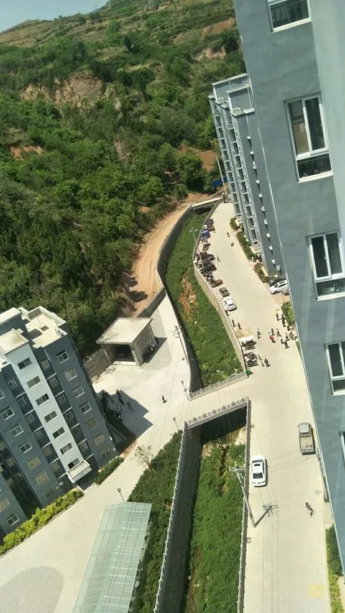 5月2日上午,有里友爆料称,在丹凤县凤冠新城小区有一名年轻的女性坠楼