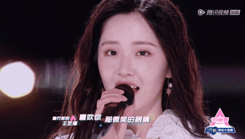 王艺瑾唱的《喜欢你》,和她给人的感觉一样,复古又甜美,很自然很舒服.