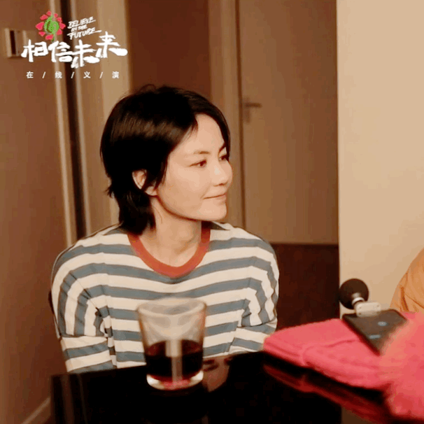 王菲露面义演开口醉,妆容淡雅颜值在线,实力诠释多年烦恼:太红了