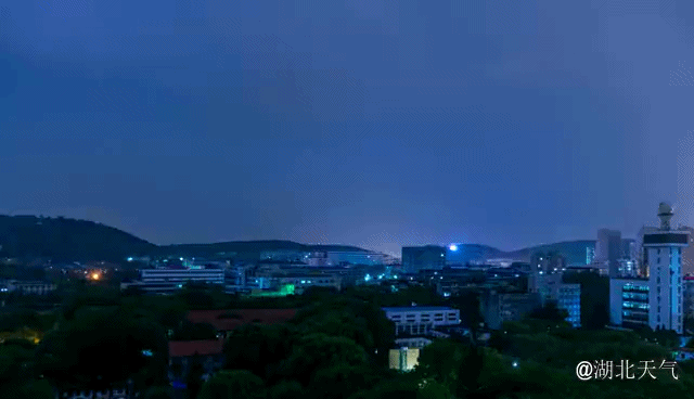 就在武汉首摘35℃的当夜, 风雨雷电交加, 上演了一部天气大片!