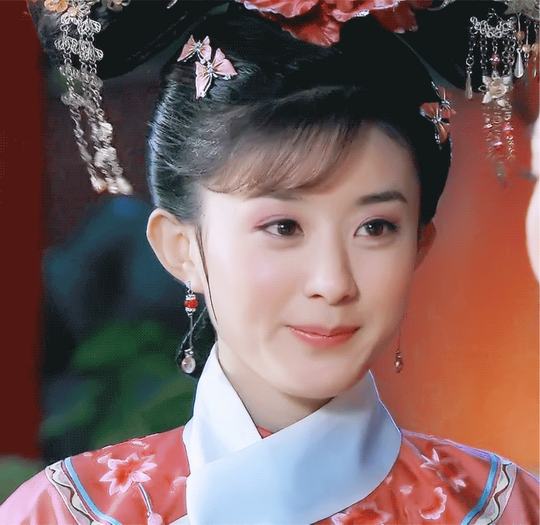 图,单看杨幂的装扮里面是黑色衬衣搭配白色西服,看起来就比较御姐范儿